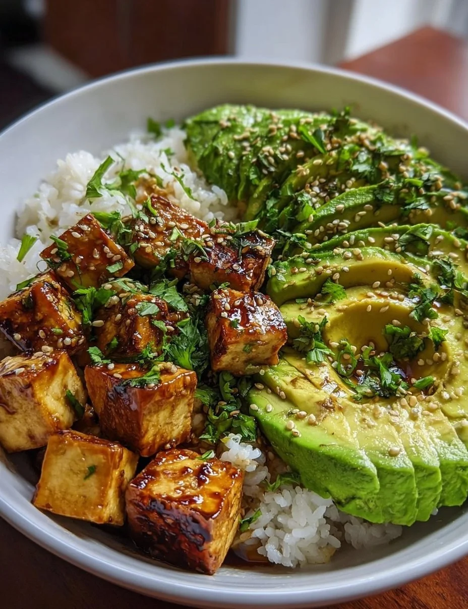 Cremige Avocado- Tofu-Reis-Bowl